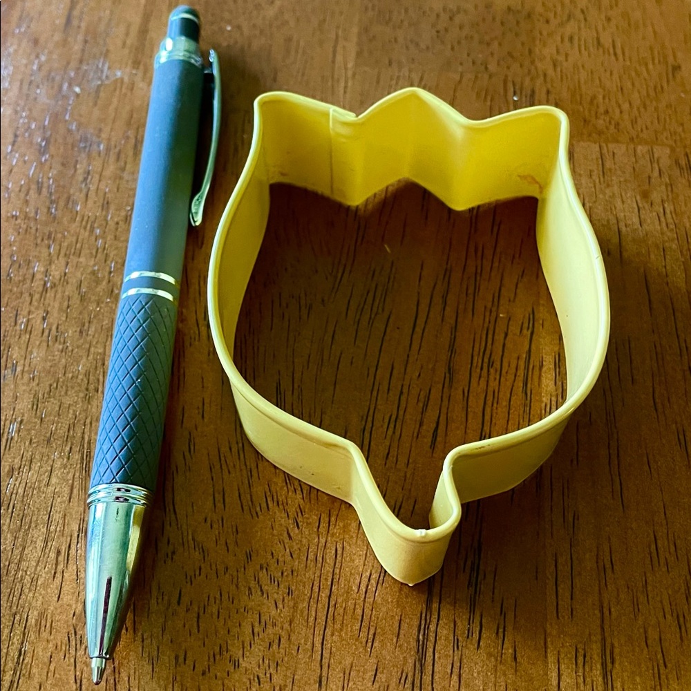 Unique Metal Tulip cookie cutter, Medium, Yellow